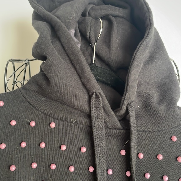 CROPPED JOCELYN SLEEVELESS LAVENDER PEARL SWEATSHIRT - Picture 2 of 5